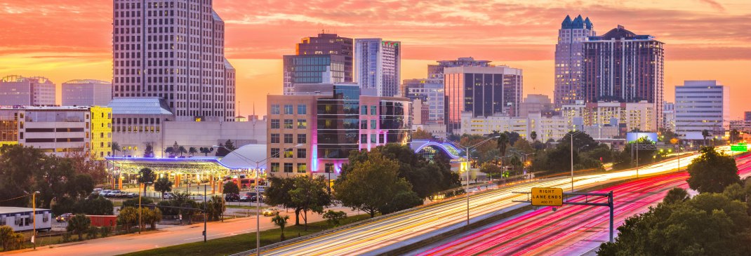Orlando und Straßen bei Sonnenuntergang.
